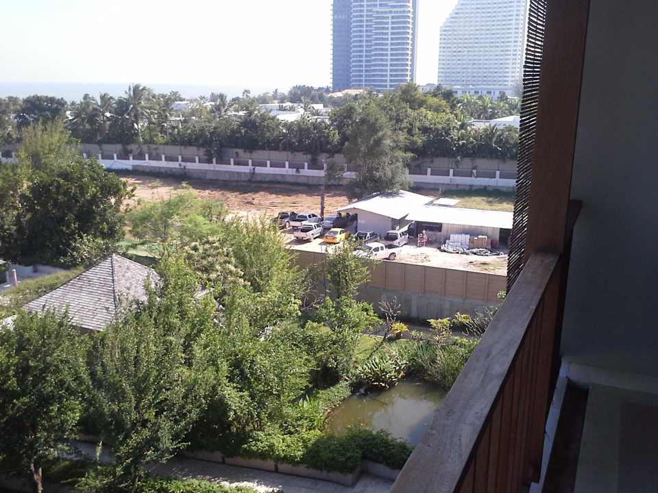 Rechts eine Baustelle und laute Klimaanlage The Palayana Hua Hin Resort