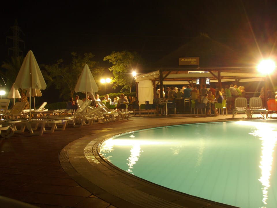 Eine der vielen Bars auf dem Gelände Royal & Imperial Belvedere Resort