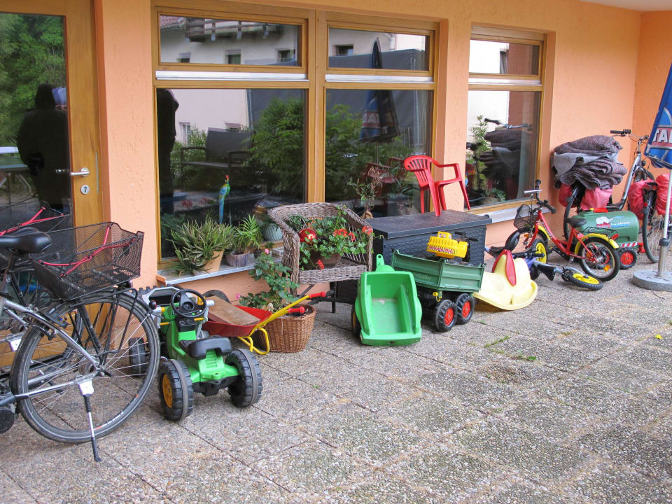 Außen vor dem Pool Landhotel Neuhof