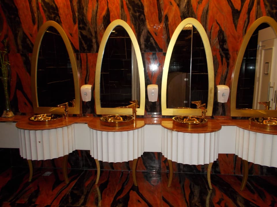 Toilette in der Lobby Dream World Aqua Hotel