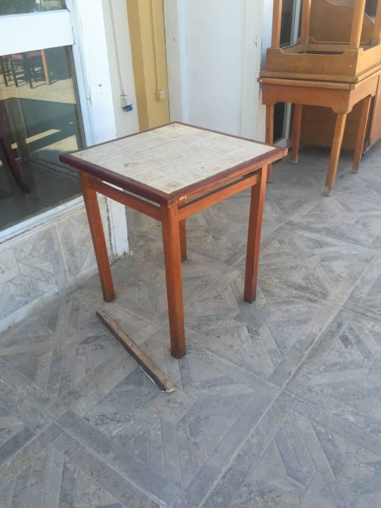 Überall standen kaputte Möbel herum Panorama Bungalows Resort El Gouna