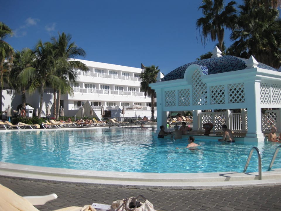 Pool mit Bar Hotel Riu Paraiso Lanzarote