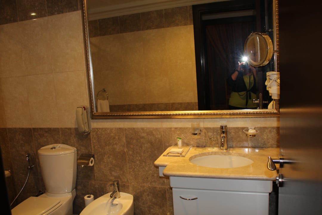 Badezimmer- Der Spiegel beschlägt nicht;) Two Seasons Hotel & Apartments