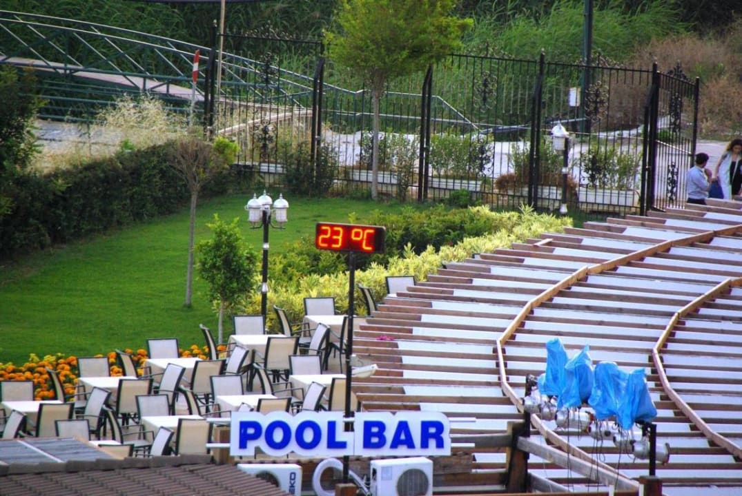 An der Poolbar am Morgen Diamond Excellence Resort & Spa