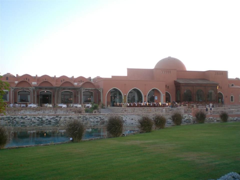 Terrasse des Hauptrestaurant Radisson Blu Resort, El Quseir
