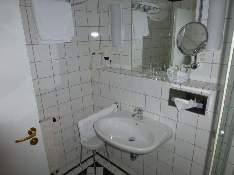 Komfortable Einrichtung im Sanitärbereich Hotel Sächsischer Hof Meiningen