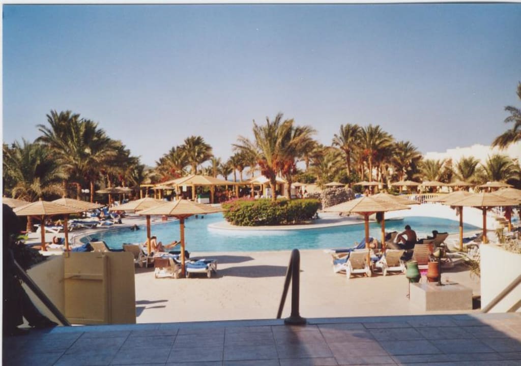 Poolblick vom Ausgang des Haupthauses Palm Beach Resort