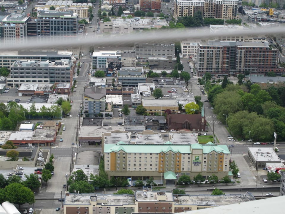Blick vom Space Needle auf das Hotel Hotel Holiday Inn Express Seattle