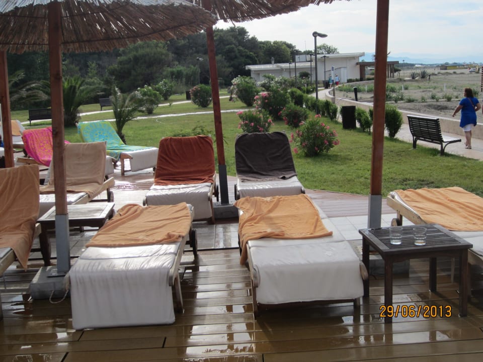 Leżaki przy basenie o godz.6.30 Hotel Otrant