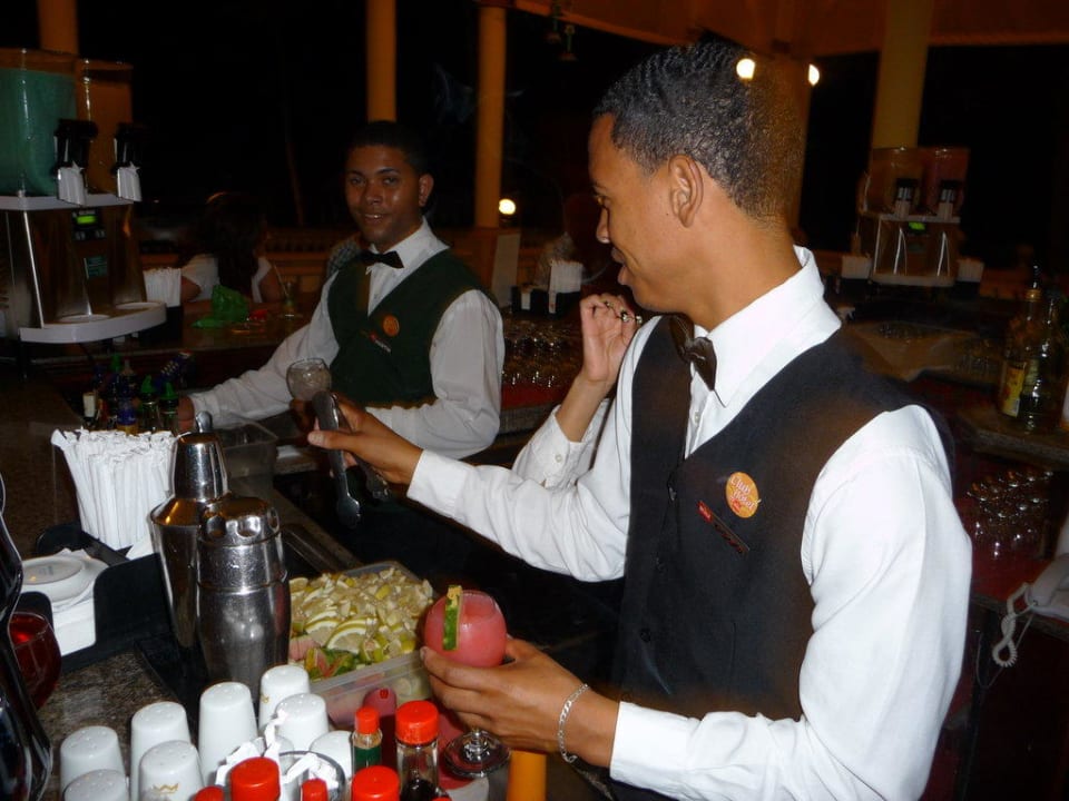 Plaza Bar am Abend Playabachata Hotel
