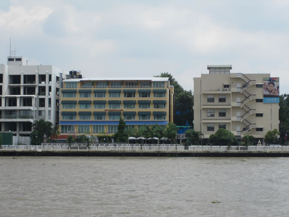 Hotel vom Fluss aus gesehen Hotel New Siam Riverside