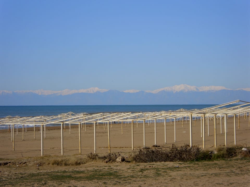 Strand und Berge mit Schnee. Aydinbey Kings Palace & Spa