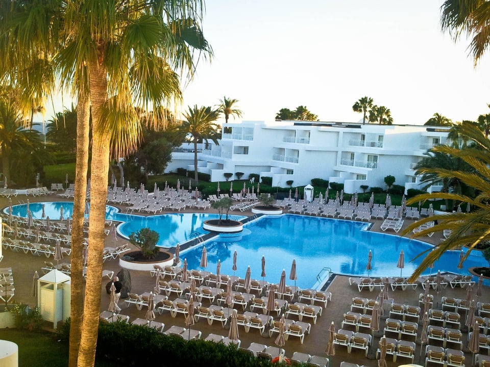 Zimmerausblick auf die Poolanlage Hotel Riu Paraiso Lanzarote
