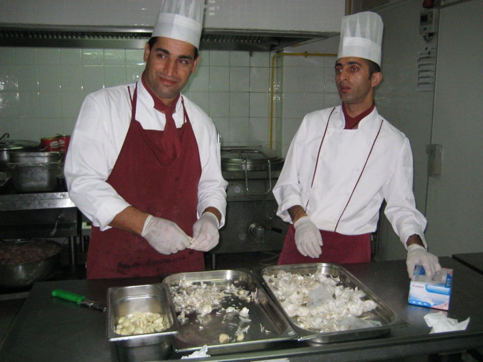 Knoblauchzubereitung in der Warmküche Trendy Aspendos Beach Hotel