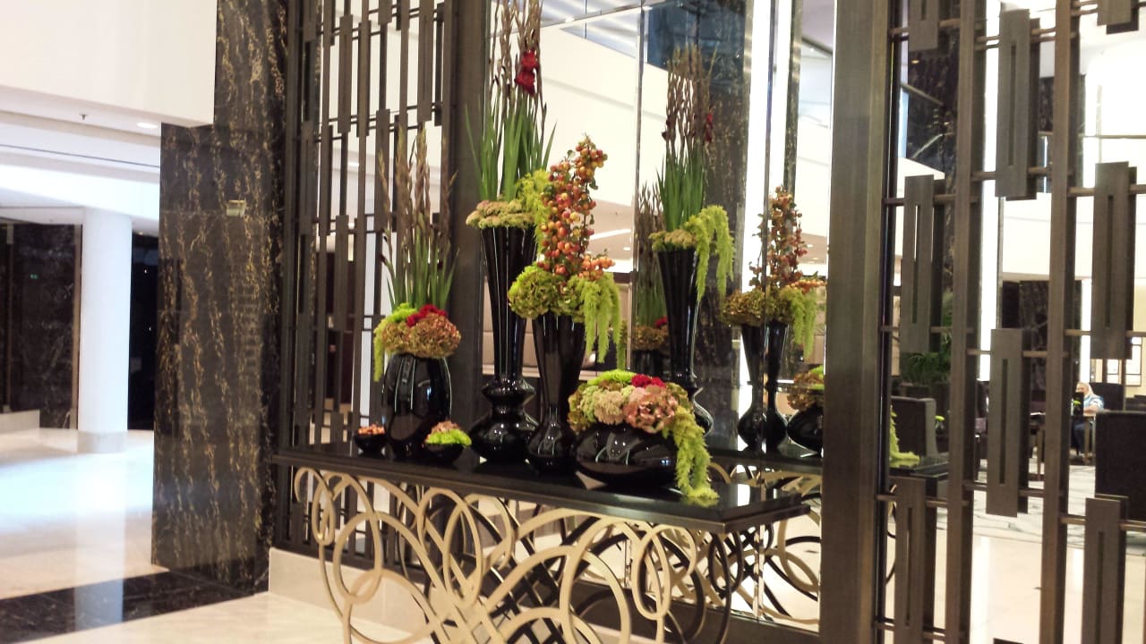 Blumenschmuck in der Lobby Waldorf Astoria Berlin