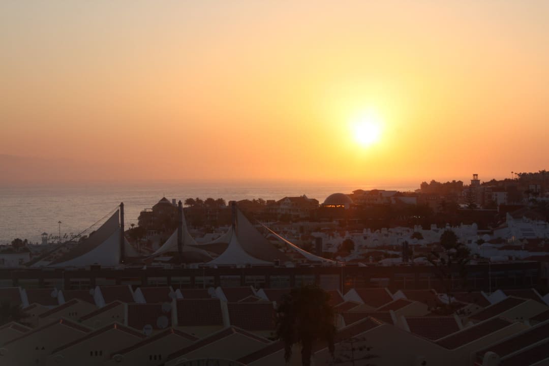 Sonnenuntergang vom Balkon vor der Zimmertür Playa Olid Suites & Apartments