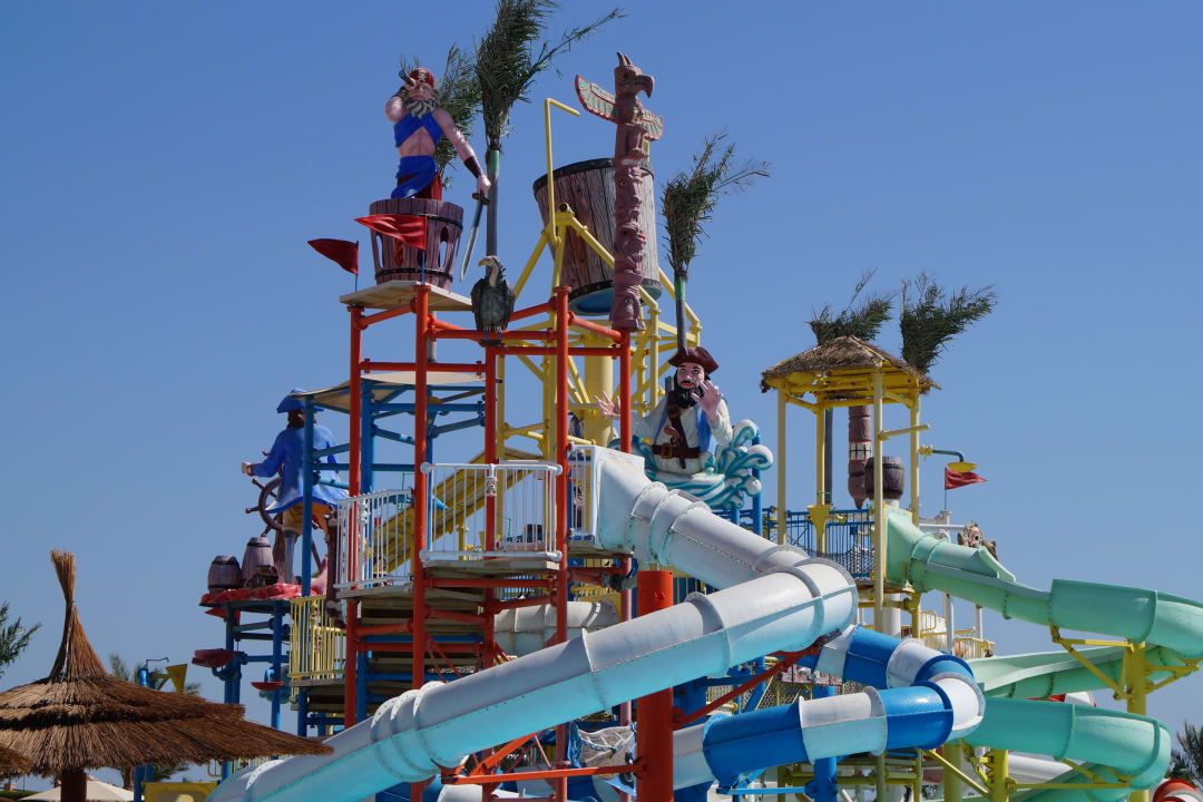 Das große Fass läuft voll Wasser und stürzt auf die wartende Pickalbatros Aqua Park Resort - Hurghada
