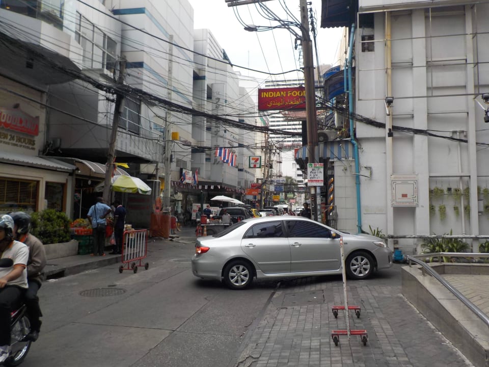 Vorm Hotel Blick nach rechts NH Bangkok Sukhumvit Boulevard