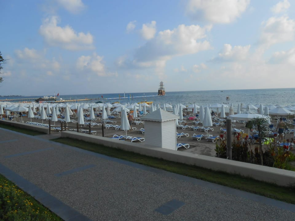 Strand und Fußweg Hotel Grand Side