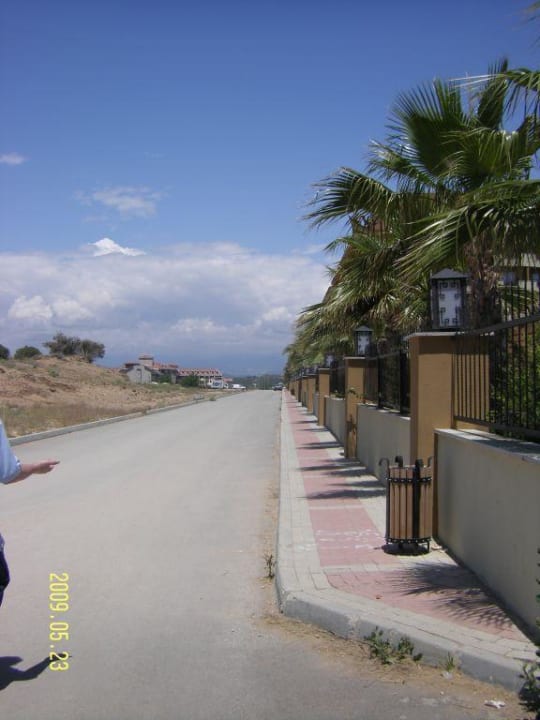 Der Weg vom Strand zum Hotel Hane Family Resort