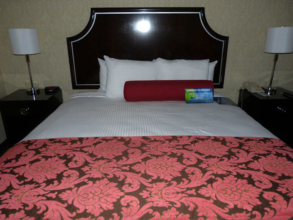 Großes gemütliches Bett Silver Legacy Reno Resort Casino