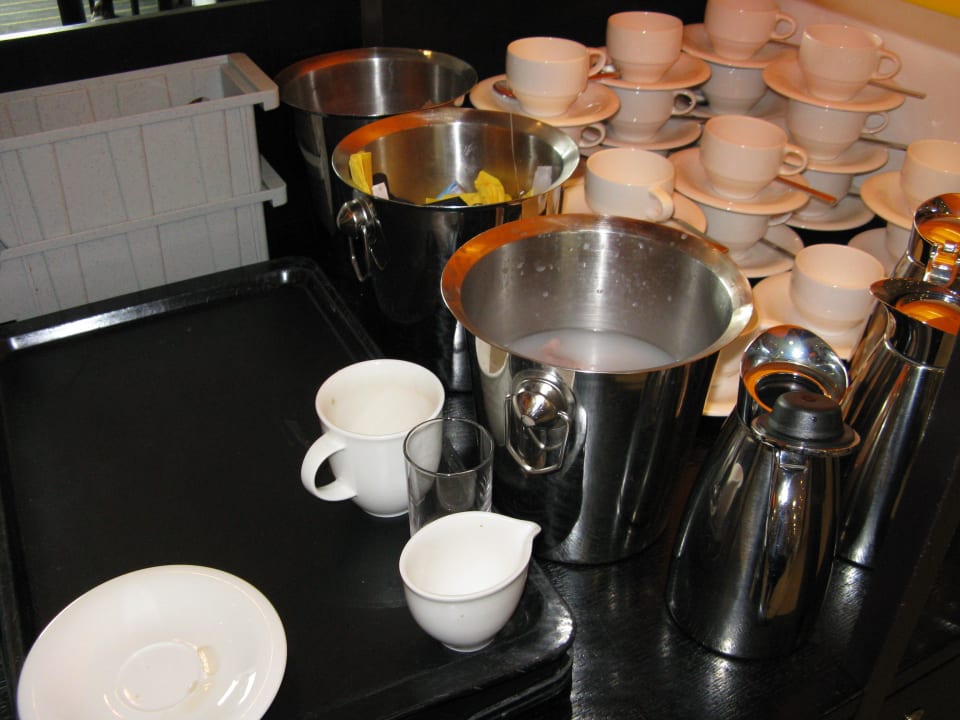 Sektkühler mit Müll + Wasser neben sauberen Tassen Vienna House by Wyndham Andel's Berlin