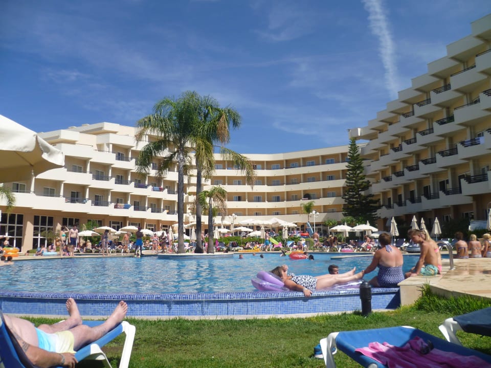 Pool und Blick auf die Hotelanlage Hotel Vila Galé Náutico