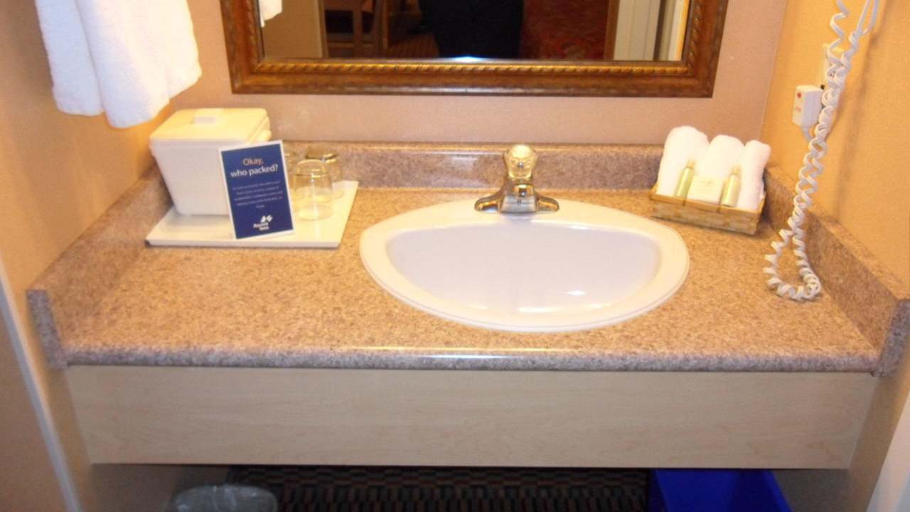 Waschbecken und Kosmetikartikel Hotel Accent Inn
