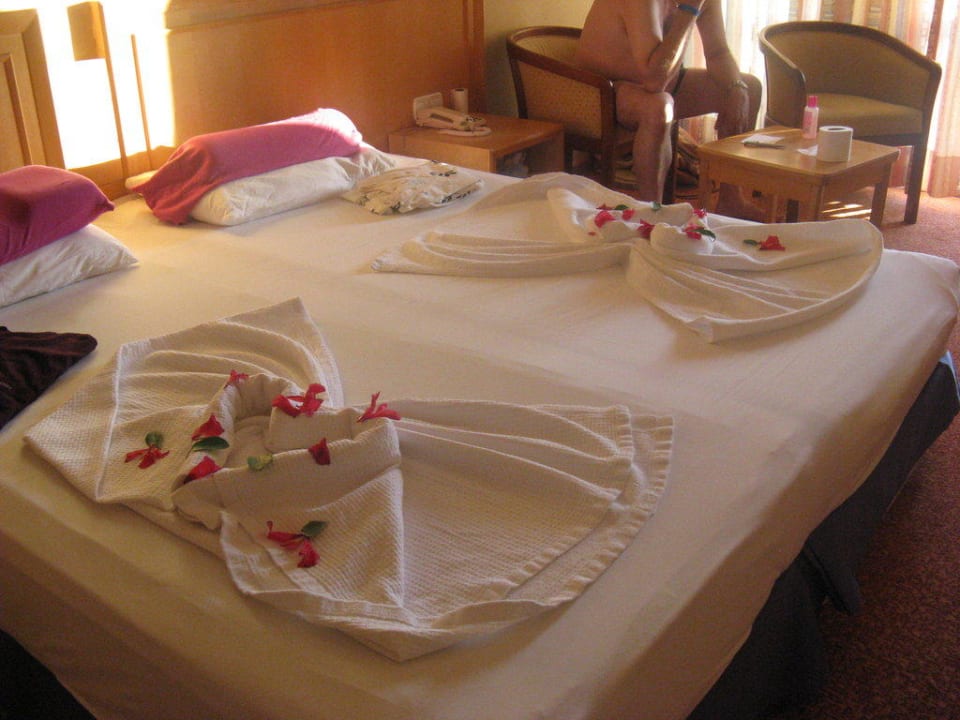 Liebevoll zurechtgemachtes Bett Alba Resort Hotel