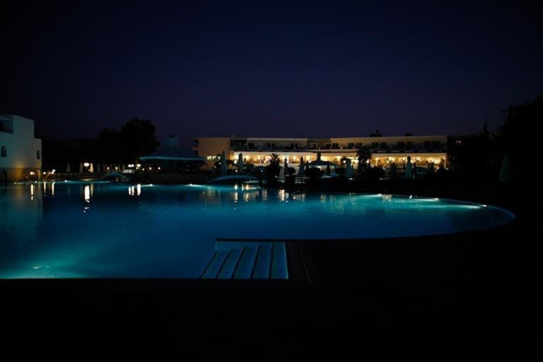Hauptgebäude mit Pool Atlantica Marmari Palace