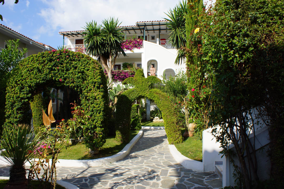 Hotel Innenhof Hotel Louros Beach