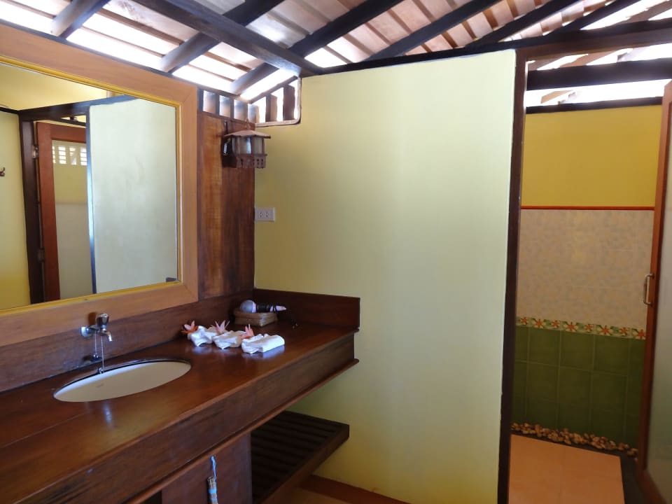 Badezimmer mit Blick in die Dusche Koh Mook Sivalai Beach Resort