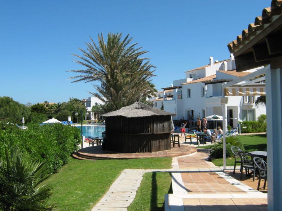 Blick Richtung Pool über Poolbar Grupotel Aldea Cala'n Bosch