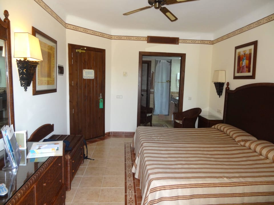 Zimmer m.Blick auf Badezimmer ohne Tür Hotel Riu Karamboa