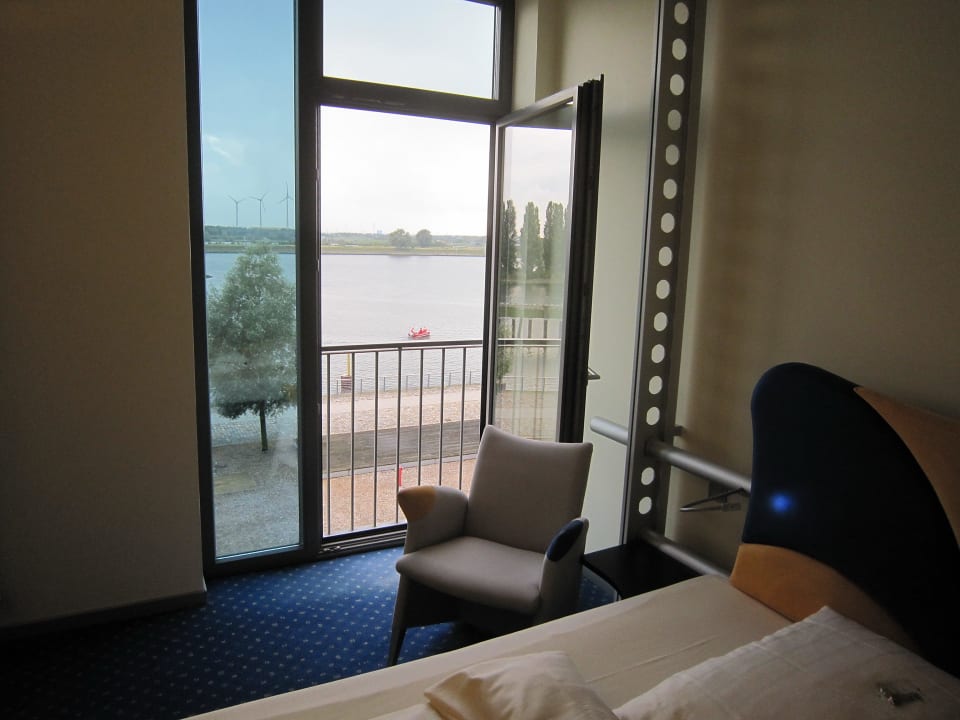 Zimmer mit Ausblick INNSIDE by Meliá Bremen