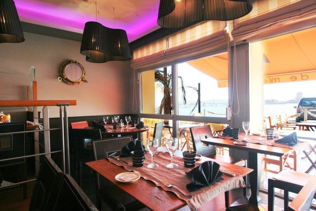 Restaurant sur le port Hotel De France