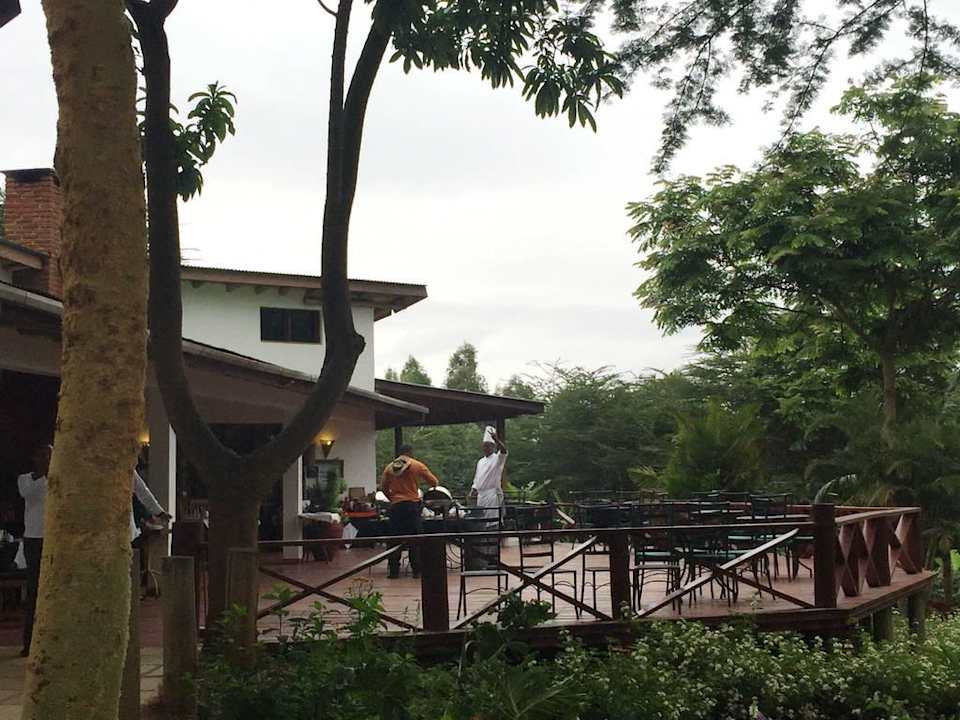 Koch winkt zum Abschied Tloma Mountain Lodge