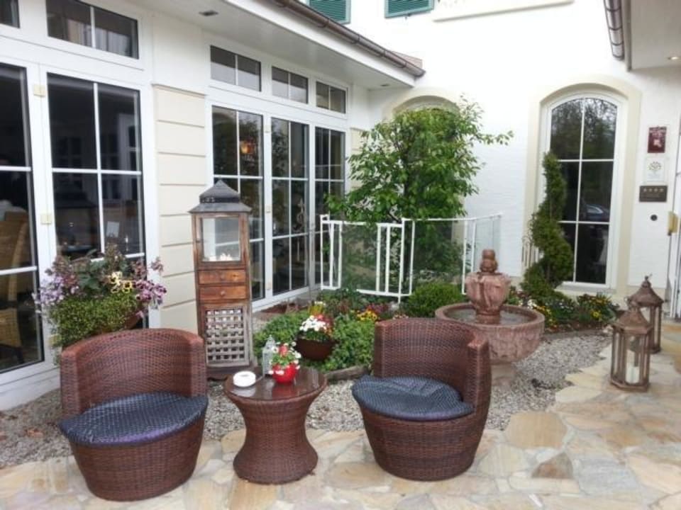 Vor dem Eingang LIFESTYLE Resort Zum Kurfürsten