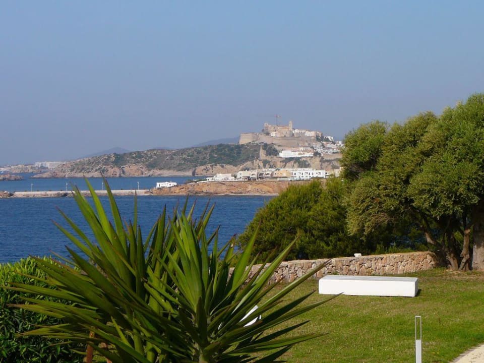 Blick auf die Bucht und Altstadt Destino Pacha Ibiza Resort - Adults only