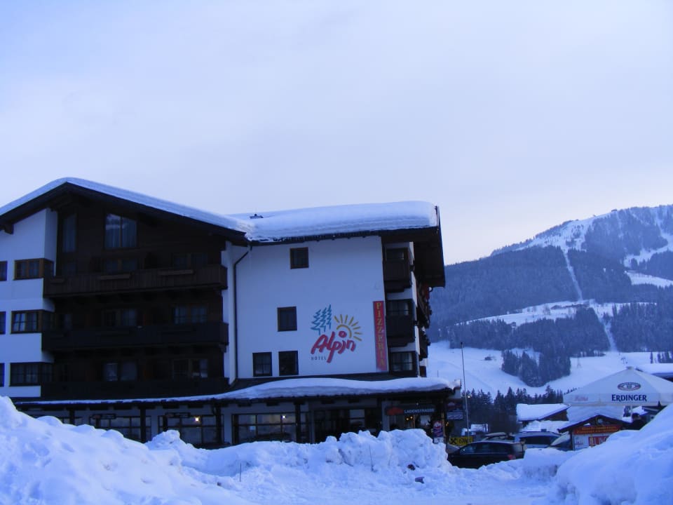 Haupthaus mit Pizzeria und Rezeption Garni Hotel - Das Alpin Kaiserzeit