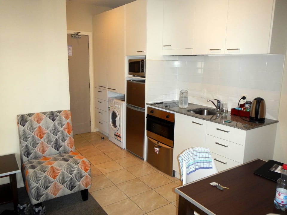 Küche und Wohnbereich Apartments Quest On Queen