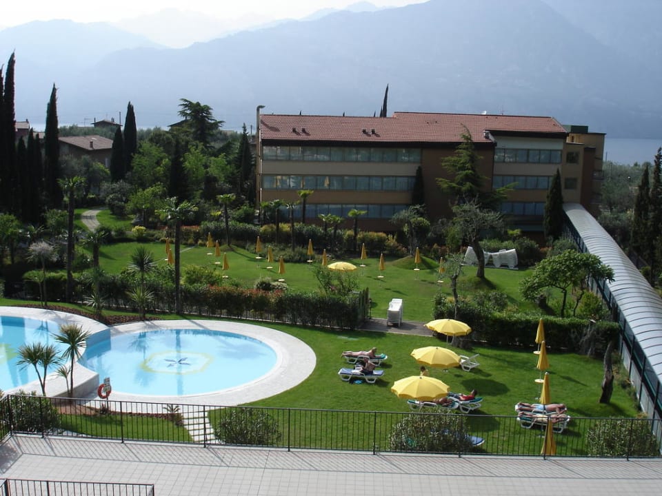 Liegewiese und Kinderpool Hotel Majestic Palace