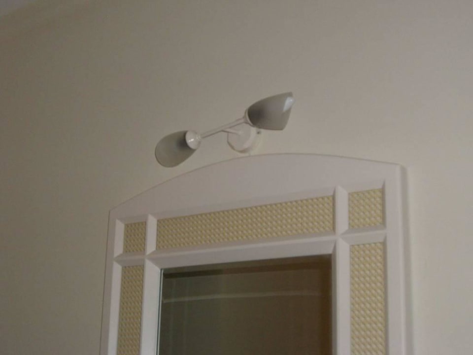 Schief montierte und durchgebrannte Lampe Asteria Family Resort Side