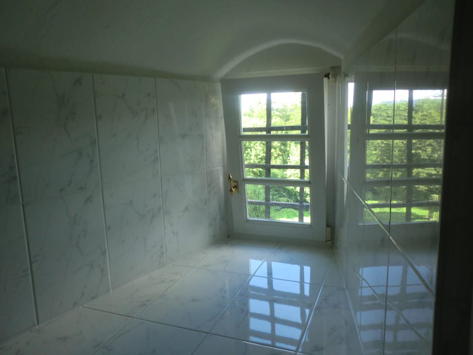 Badezimmer in der oberen Burg Schnellenberg Burghotel