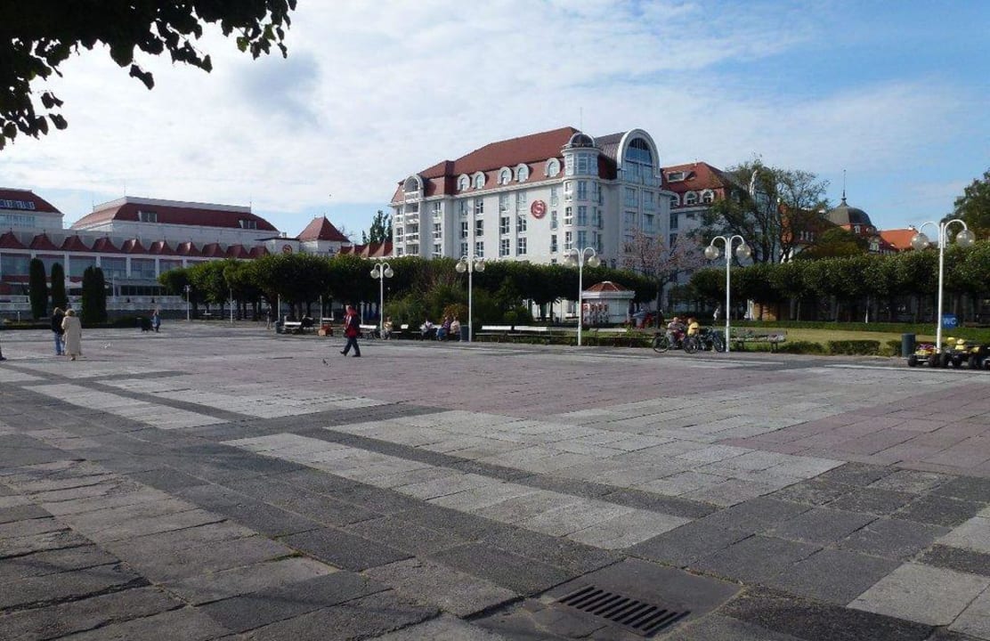 Blick von der Promenade auf die Hotelanlage Sheraton Sopot Hotel
