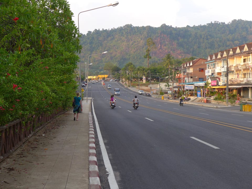 Blick nach Khao Lak "Downtown" von der Hoteleinfah Khaolak Laguna Resort