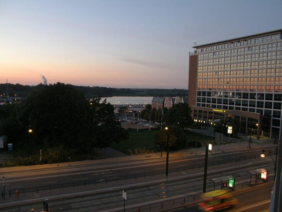 Abendblick auf den Rostocker Hafen ScanHotels City Rostock