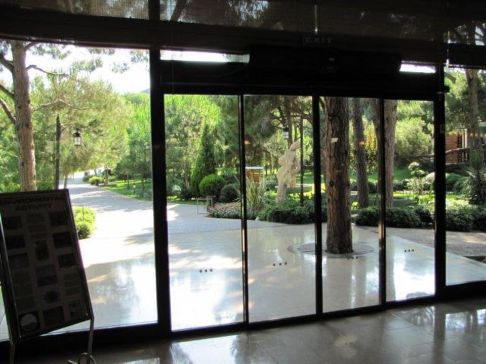 Widok na część parkową z lobby głównego Voyage Belek Golf & Spa