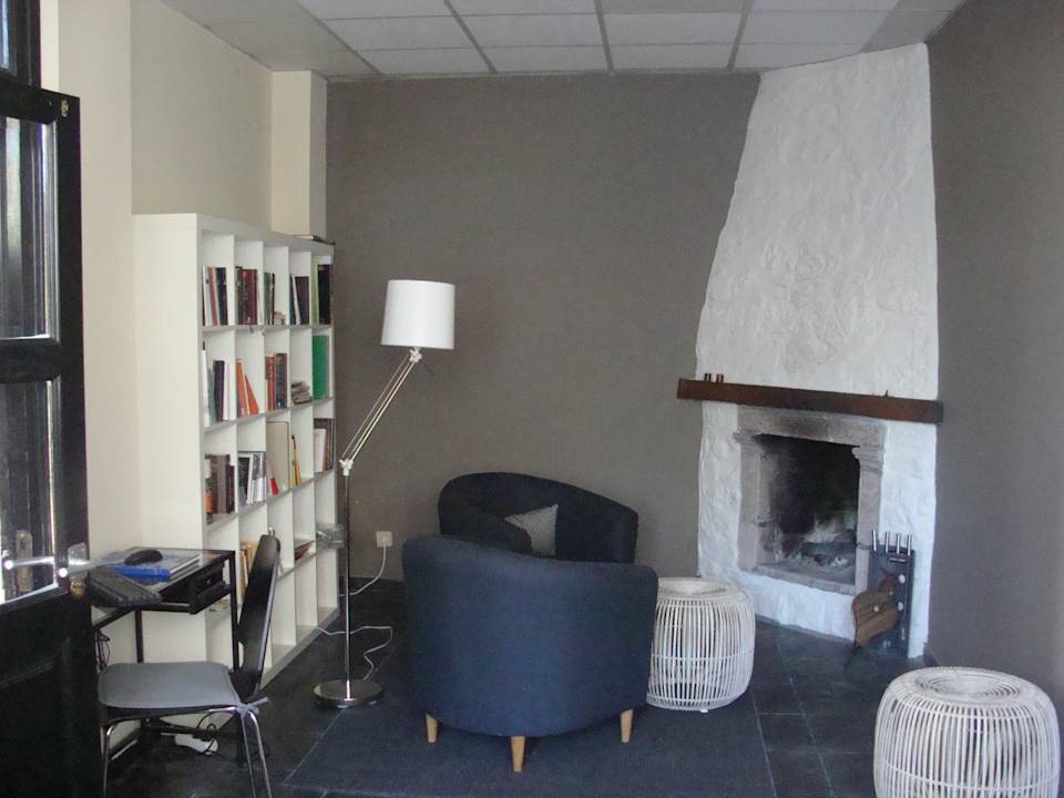 Sala con chimenea Hotel Rural Montañas de Covadonga
