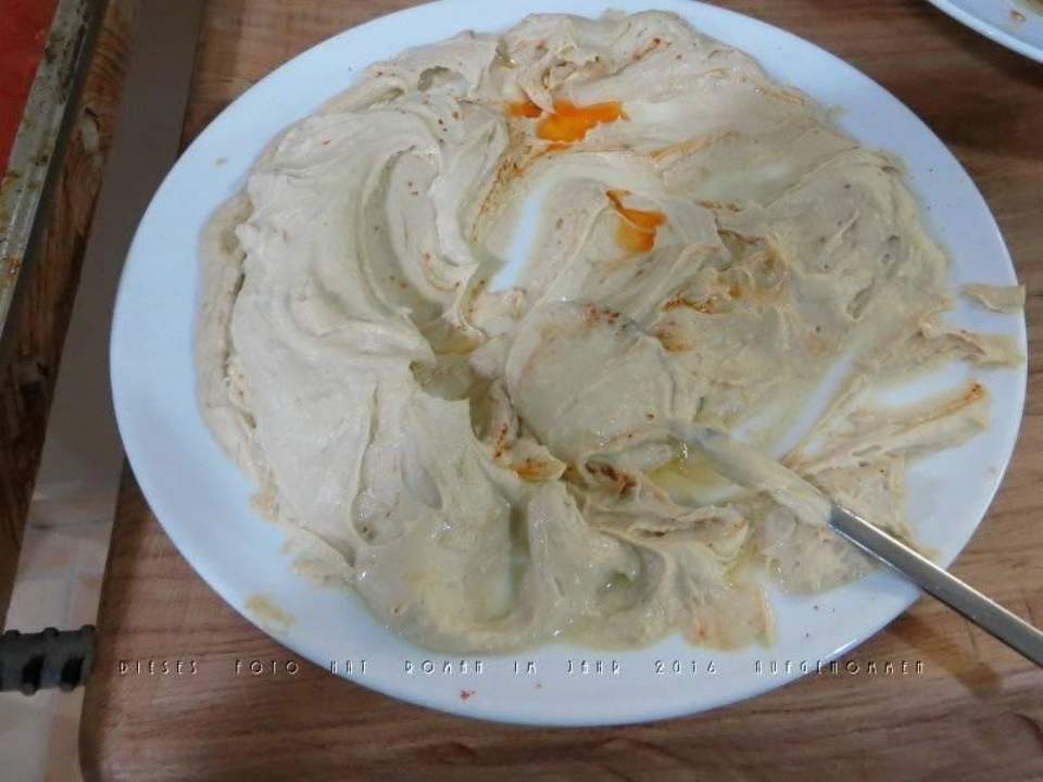 Hummusteller beim Abendbüffet Hotel Amiad Kibbutz Country Lodging